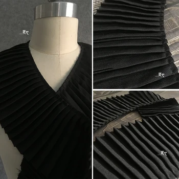 Рокля от черно-бяла плисирана триизмерна текстурирани кърпа в сгъвката от органза, дизайнерски платове и аксесоари