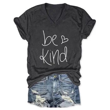 Женска тениска с V-образно деколте и къс ръкав с принтом Be Kind Сърце от Rheaclots